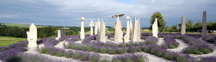 Kunstlabyrinth mit Lavendel