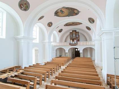 Blick von der Kanzel zur Orgel und der neuen Emporebrüstung.