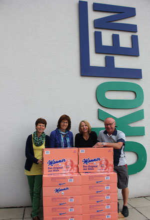 Das Radteam „Vormontage“ freute sich über die Anlieferung des Gewinns der 299 Kilogramm Mannerschnitten.