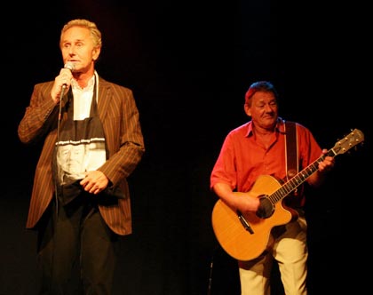 Klaus Eberhartinger mit Wolfgang Ambros im Golfpark Böhmerwald