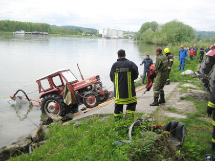 Traktor in der Donau