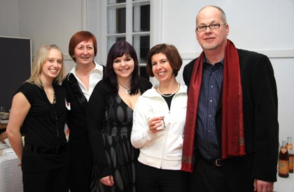 Die beiden Schülerinnen mit Schwarz und Ruckerbauer