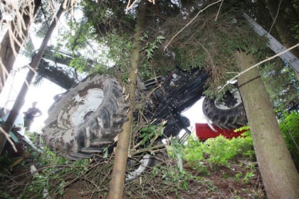 Am Baum hängender Traktor